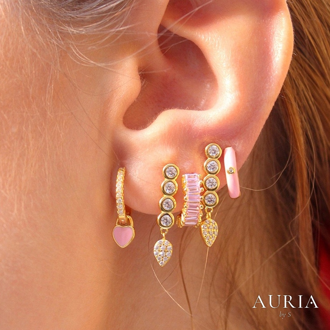 Oreja con el Look Rosé: argollas rosa, corazón y cascada